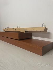 Due grandi mensole color ciliegio rosso