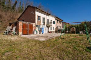 CASA SEMINDIPENDENTE A REVIGLIASCO D'ASTI