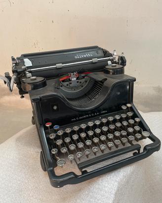 Macchina da scrivere “Olivetti”