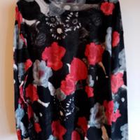 Maglia nera da donna con rose e fiori 