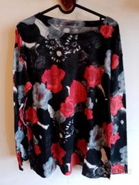Maglia nera da donna con rose e fiori 
