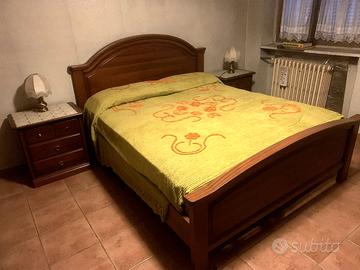 Camera da letto in noce massiccio