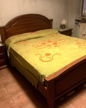 Camera da letto in noce massiccio