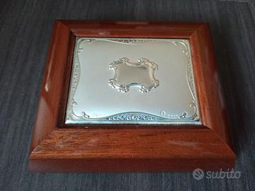 Portagioie in legno con placca d'argento