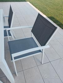 Tavolo e sedie da giardino