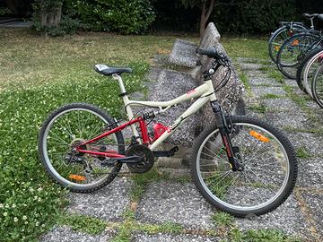 Mountainbike ragazzo Rockraider 24” biammortizzata