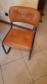 Tavolo rotondo con sedie in pelle