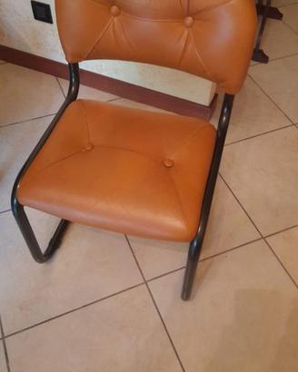 Tavolo rotondo con sedie in pelle