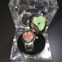 Due anello orologio quadrante a cuore rosa e verde