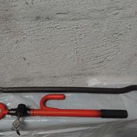 blocca sterzo a bastone e leva piede di porco.