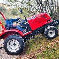 Trattore agricolo compatto