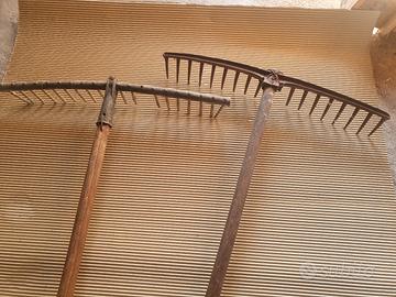 Rastrelli con manici in legno.