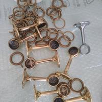 Staffe in ottone per bastoni tende.