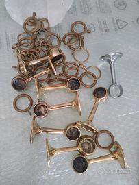 Staffe in ottone per bastoni tende.