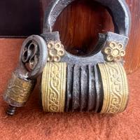 Antico lucchetto in ferro battuto decorato +chiave