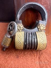 Antico lucchetto in ferro battuto decorato +chiave