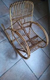 Sedia vintage a dondolo in bambù per bambini 