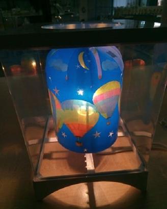 Lampada da tavolo girevole con disegno mongolfiere