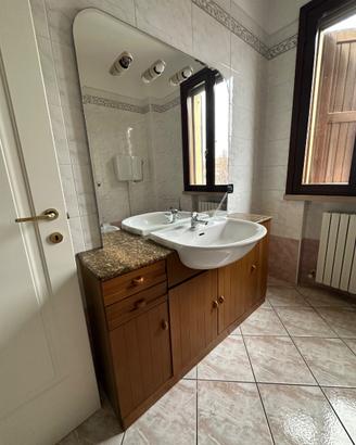 Mobile bagno con lavabo