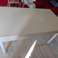 Tavolo in legno bianco con gambe in metallo