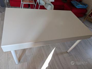 Tavolo in legno bianco con gambe in metallo