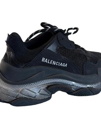 Scarpe Balenciaga modello Tripla S