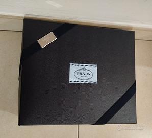 Scatola vuota Prada   ed elastico decorativo .