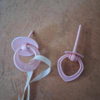 bambole, ciucci, biberon etc