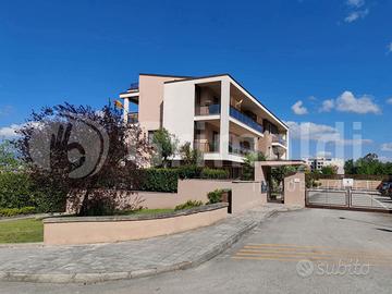 Appartamento con terrazzo e box in parco