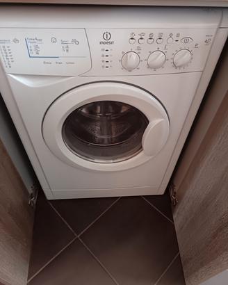 Lavasciuga lavatrice e asciugatrice 4kg Indesit 