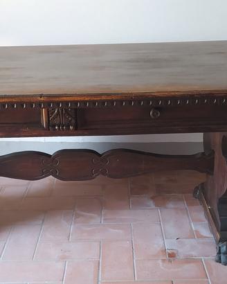 Tavolo stile medievale in legno