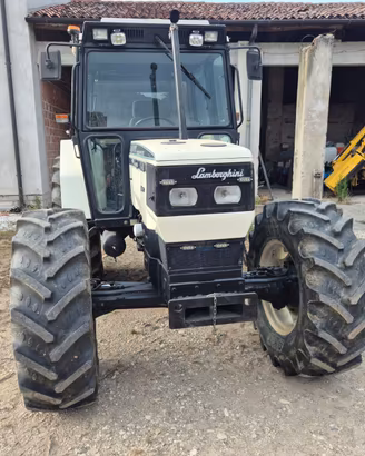 Trattore agricolo