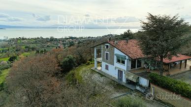 Villa su due livelli con parco privato, vista lago