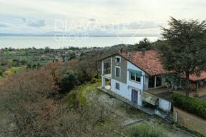 Villa su due livelli con parco privato, vista lago