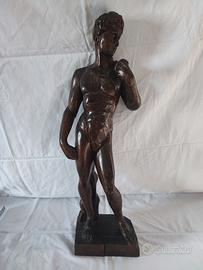 Statua David di Michelangelo in legno