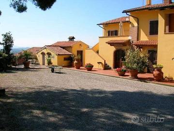 Rustico / Casale di 700 m² con più di 5 locali e b