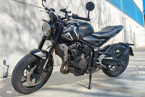 TRIDENT 660 MATT JET BLACK ⬜⬛