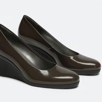 HOGAN – Décolleté con zeppa in vernice grigio