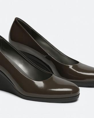 HOGAN – Décolleté con zeppa in vernice grigio