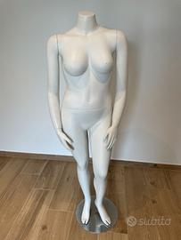 Manichino donna curvy