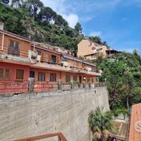 Acqualadrone, bivani ristrutturato con garage di