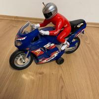 Moto giocattolo con pilota rosso
