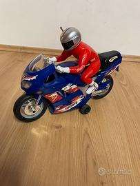 Moto giocattolo con pilota rosso