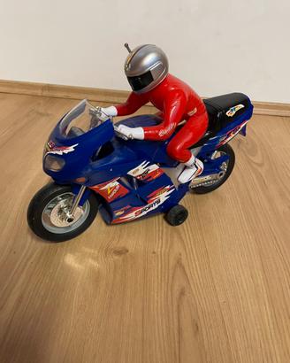 Moto giocattolo con pilota rosso