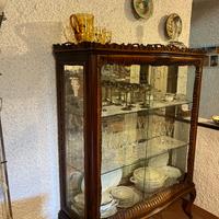 Cristalliera con piedini e supporti in legno.