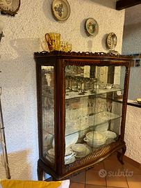 Cristalliera con piedini e supporti in legno.