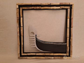 Gondola veneziana su cornice di legno vecchio