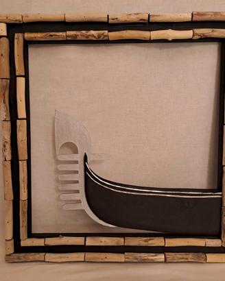 Gondola veneziana su cornice di legno vecchio