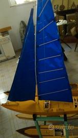 modellino barca a vela con motorini 