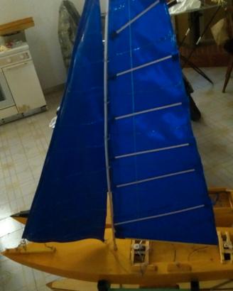 modellino barca a vela con motorini 